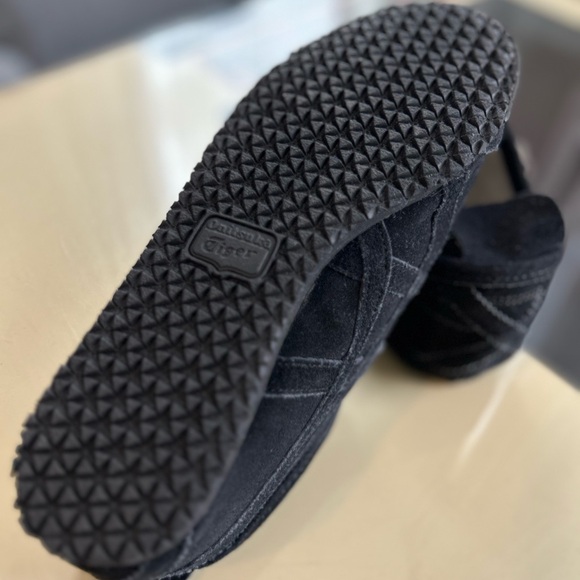 🐅 Onitsuka Tiger - Black Suede Slip-On Sneakers - NWT - Size 5 / 35